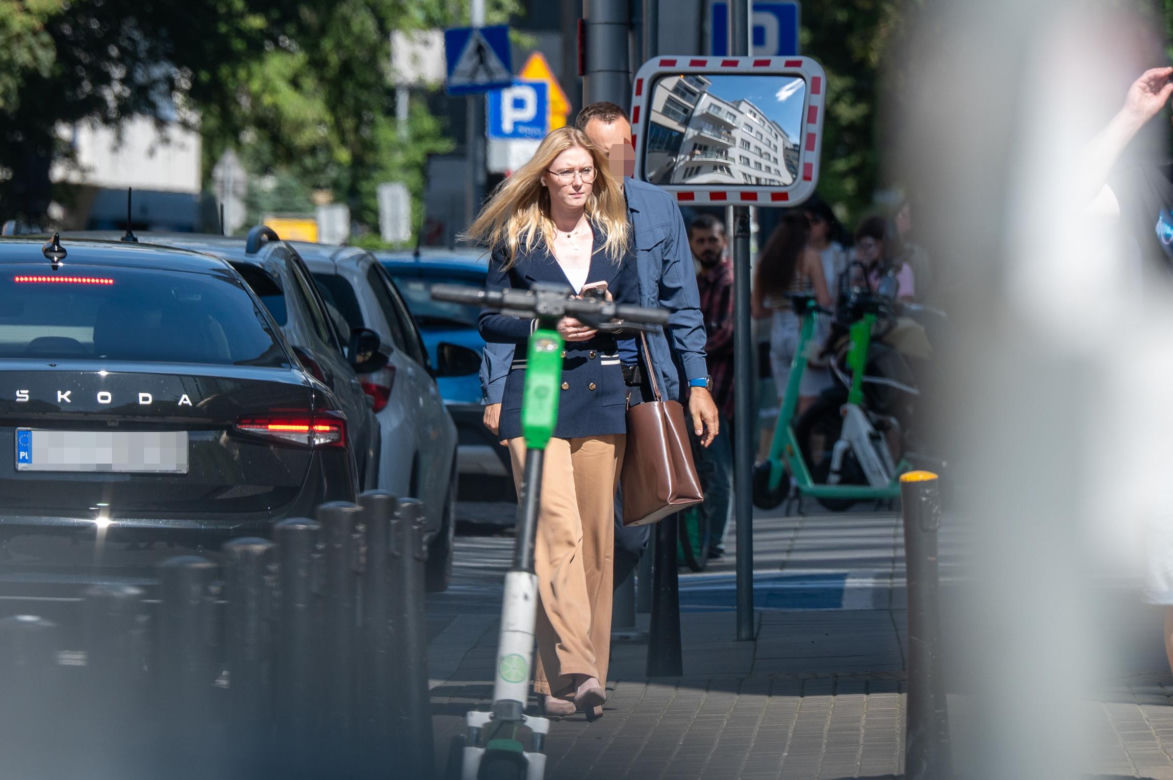 Kinga Duda miesiąc po ślubie rozkwita! Przyłapaliśmy młodą mężatkę. Nie była sama