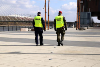 Warszawa trafi do czerwonej strefy? Co to oznacza dla mieszkańców? 