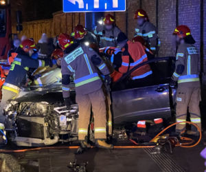  Makabra na Woli. Rozpędzonym audi huknęli w słup. 13-letniego chłopca trzeba było wycinać z wraku