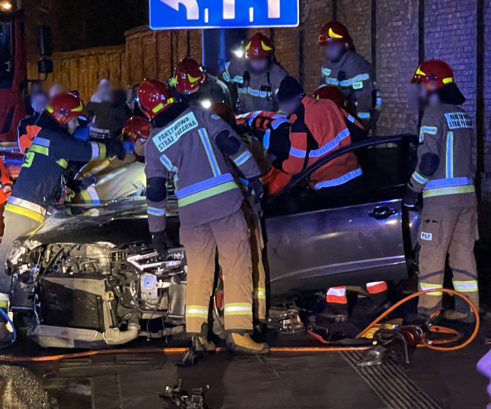  Makabra na Woli. Rozpędzonym audi huknęli w słup. 13-letniego chłopca trzeba było wycinać z wraku