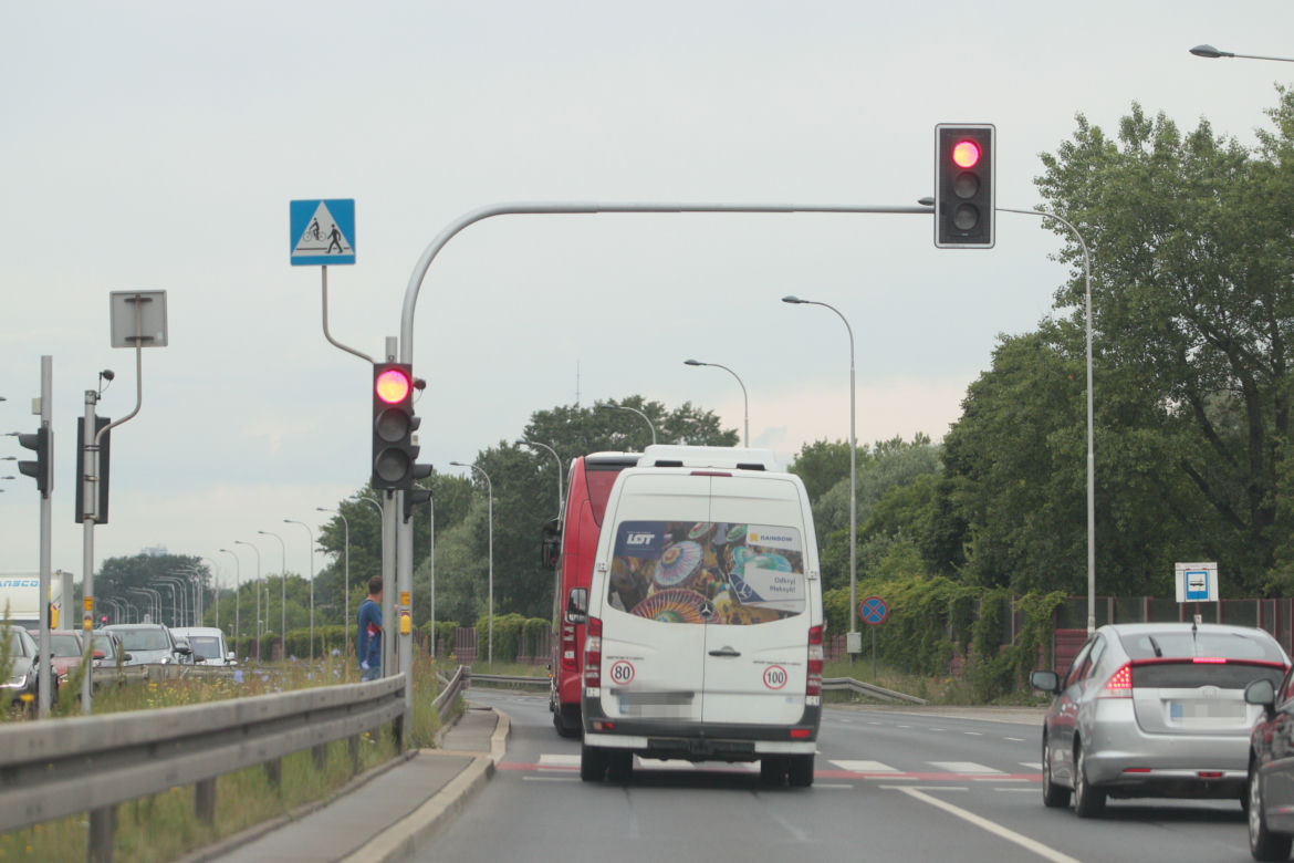 Kadra pędzi na Narodowy na czerwonym świetle