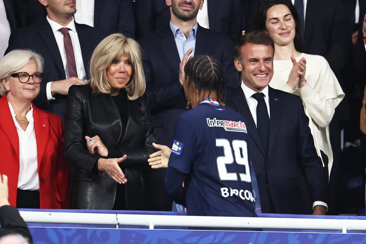 Francja/ Pałac Elizejski tonuje gwałtowny gest Brigitte Macron wobec męża, uchwycony przez kamery