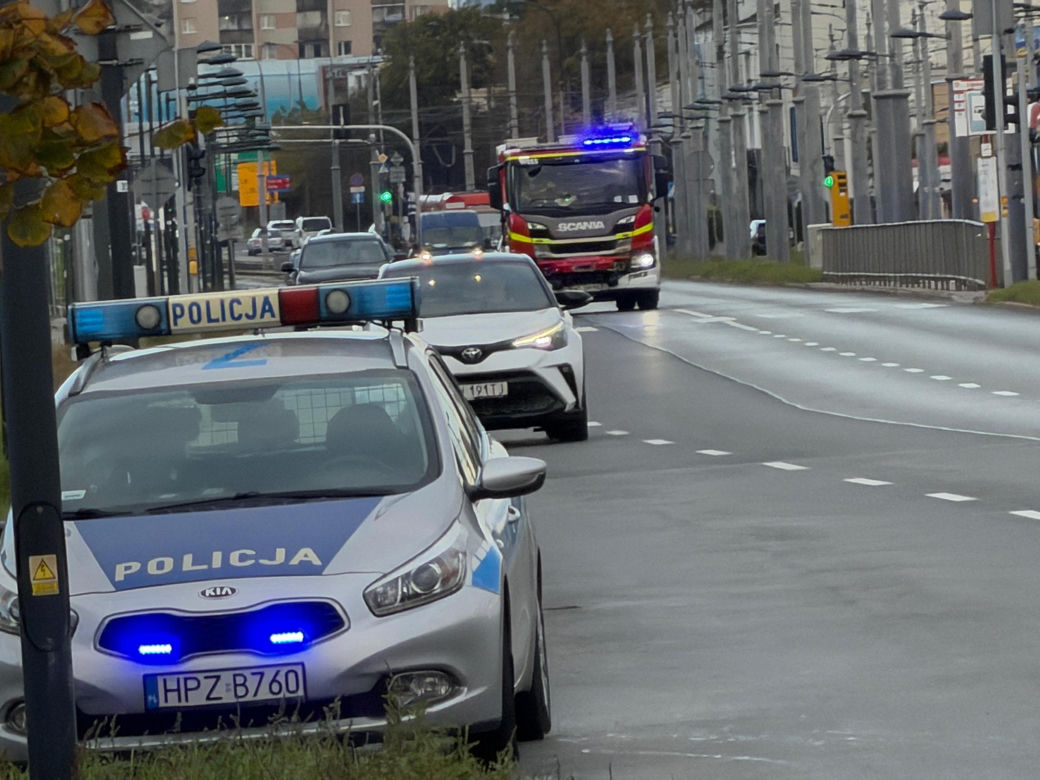 Bus przewożący osoby na lotnisko zjechał z jezdni i z ogromną siłą uderzył w słup trakcji tramwajowej