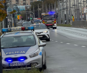 Bus przewożący osoby na lotnisko zjechał z jezdni i z ogromną siłą uderzył w słup trakcji tramwajowej