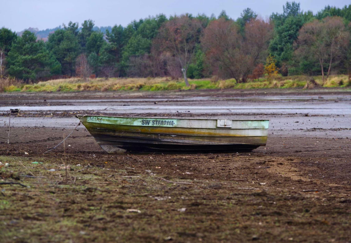 Mroczne klimaty nad zalewem brodzkim. Idealne na spacer dla fotografów