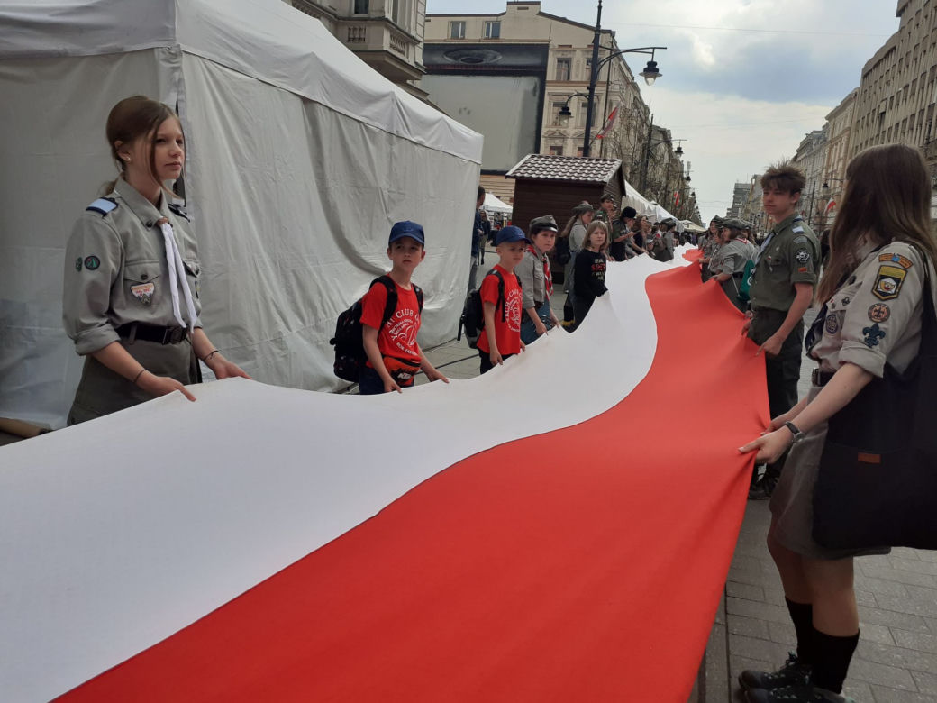 Ze 123 metrową flagą przeszli Piotrkowską do Manufaktury! [zdjęcia]