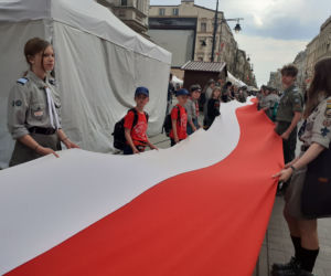 Ze 123 metrową flagą przeszli Piotrkowską do Manufaktury! [zdjęcia]