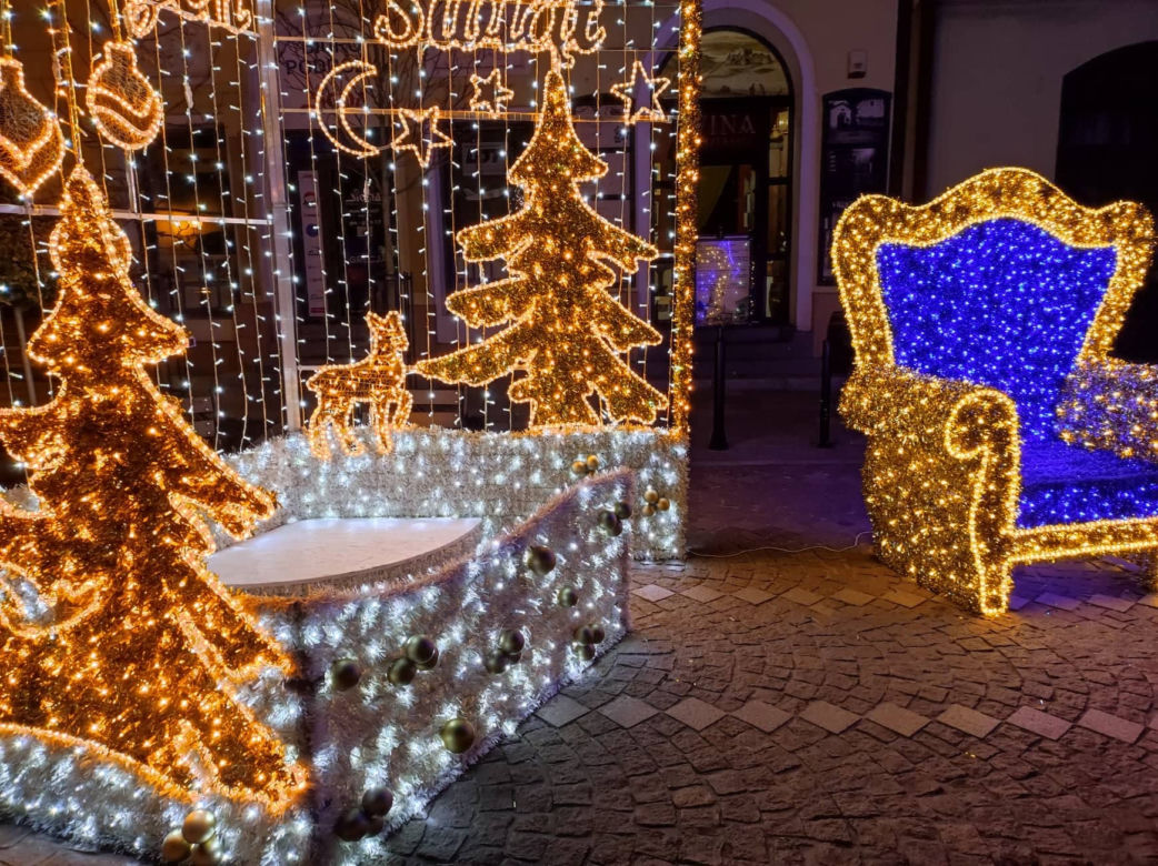 Tarnów. Świąteczna iluminacja już rozbłysła. Tak wygląda choinka na pl. Kazimierza