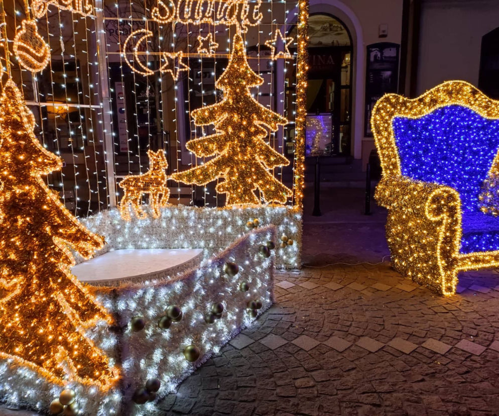 Tarnów. Świąteczna iluminacja już rozbłysła. Tak wygląda choinka na pl. Kazimierza