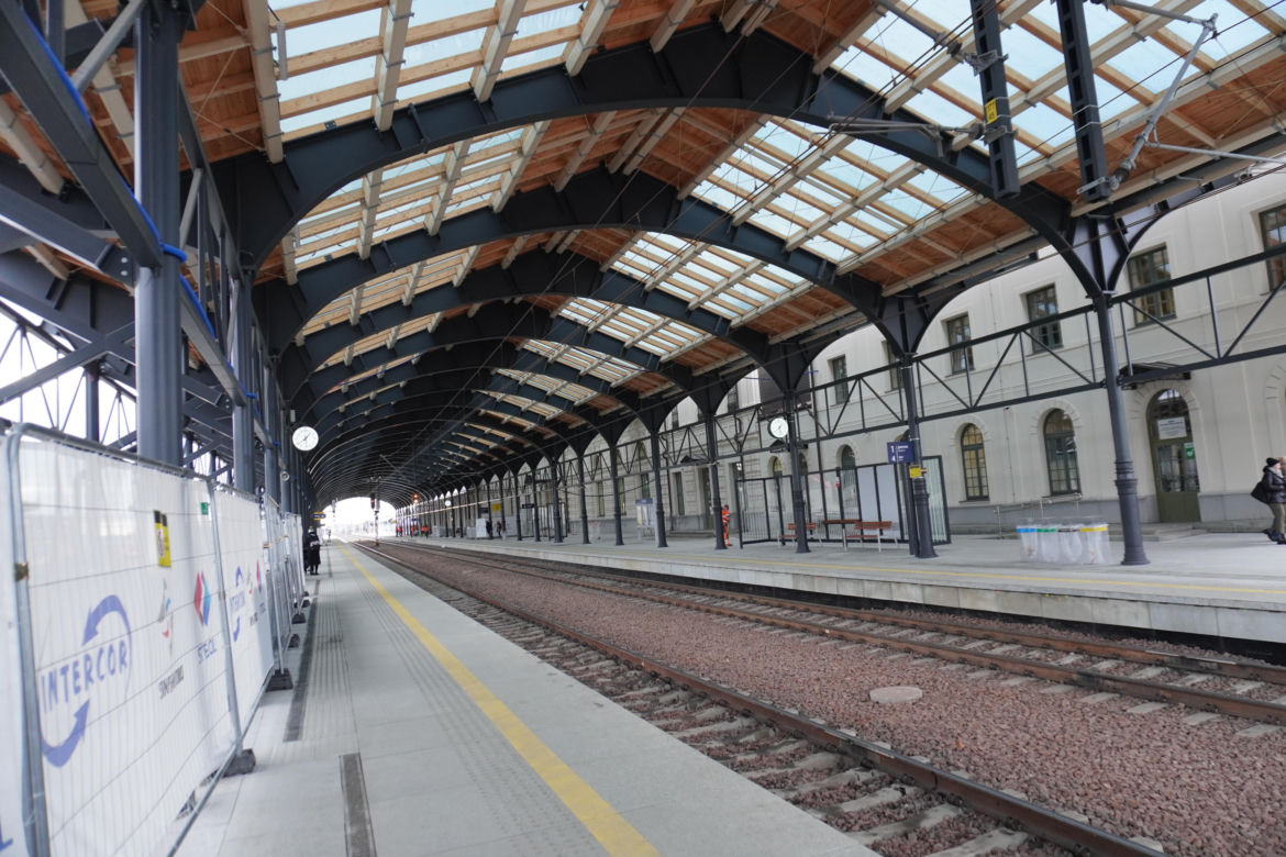 Prace przy dworcu w Białymstoku zmierzają ku końcowi. Zobacz jak wygląda teren obok dworca PKP [ZDJĘCIA]