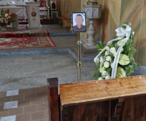 Twardego chłopa zabił szerszeń