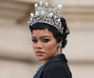 Klejnoty z Luwru znalezione na półnagiej piękności?! Jest jeden problem