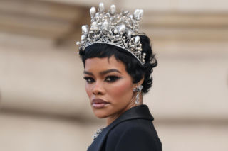 Klejnoty z Luwru znalezione na półnagiej piękności?! Jest jeden problem