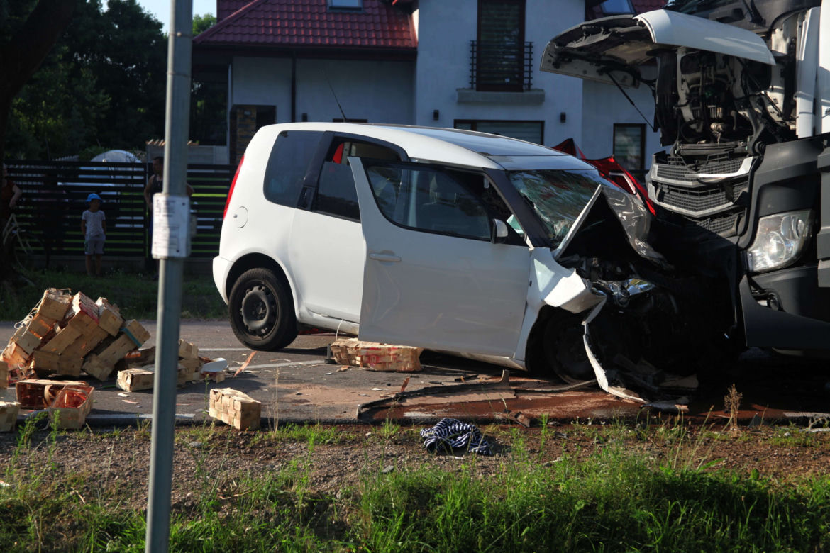Potworny wypadek pod Siedlcami. 69-latka zmiażdżona przez tira. Wcześniej sprzedawała truskawki