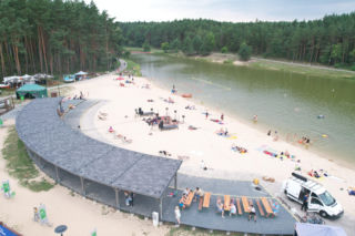 Plaża i pomosty w samym sercu Gór Świętokrzyskich. Ten akwen leży 25 minut od miasta