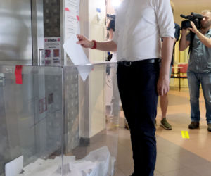 Wybory 2020 Robert Biedroń ze swoim partnerem Krzysztofem Śmiszkiem oddali głosy