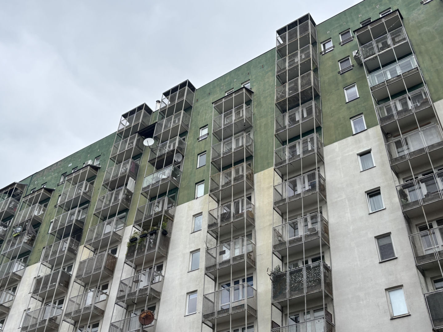 Krzywe balkony przy ul. G. Zapolskiej 42 w Krakowie