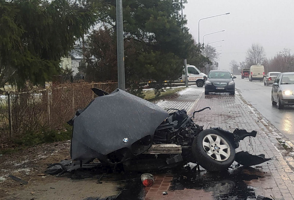 Drogowa makabra pod Siedlcami. Bmw walnęło w drzewo, auto rozpadło się na pół