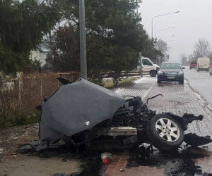 Drogowa makabra pod Siedlcami. Bmw walnęło w drzewo, auto rozpadło się na pół