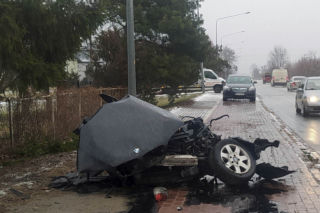 Drogowa makabra pod Siedlcami. Bmw walnęło w drzewo, auto rozpadło się na pół
