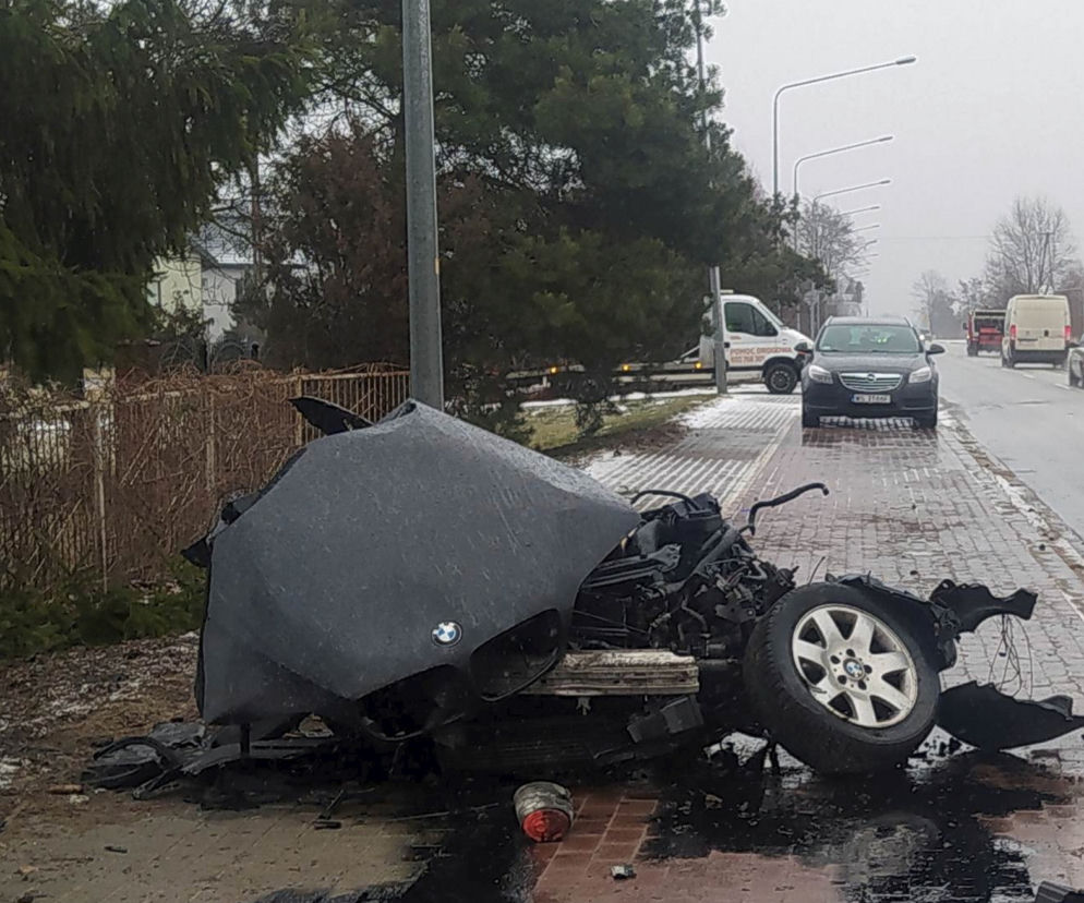 Drogowa makabra pod Siedlcami. Bmw walnęło w drzewo, auto rozpadło się na pół