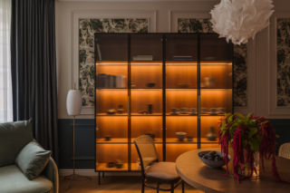 Architekci stworzyli wnętrze jak z kina. Błękit, lila i zieleń grają tu główną rolę