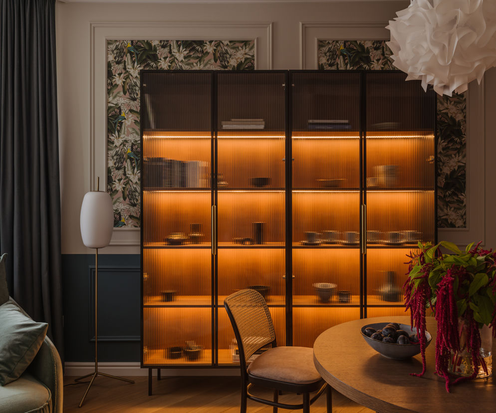 Architekci stworzyli wnętrze jak z kina. Błękit, lila i zieleń grają tu główną rolę