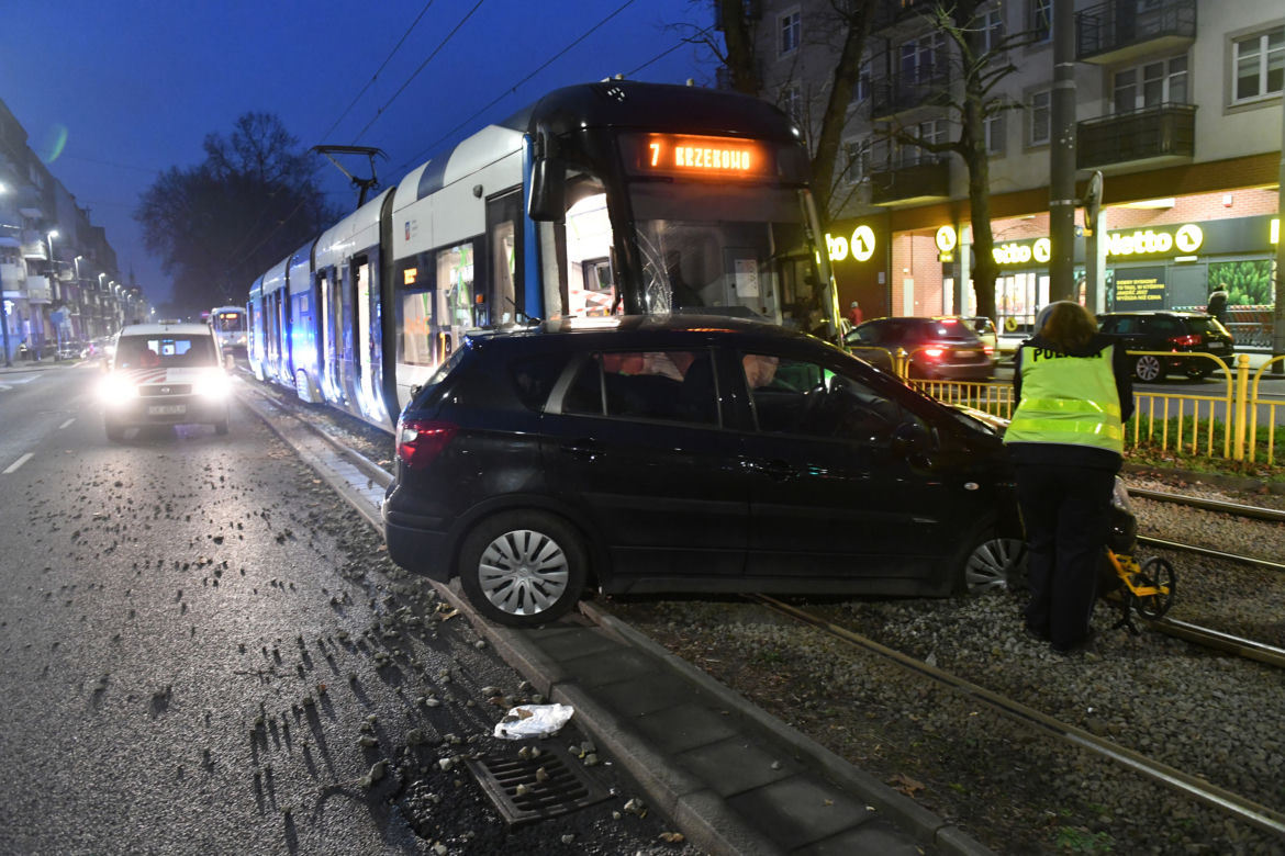 Szczecin: Zderzenie auta z tramwajem