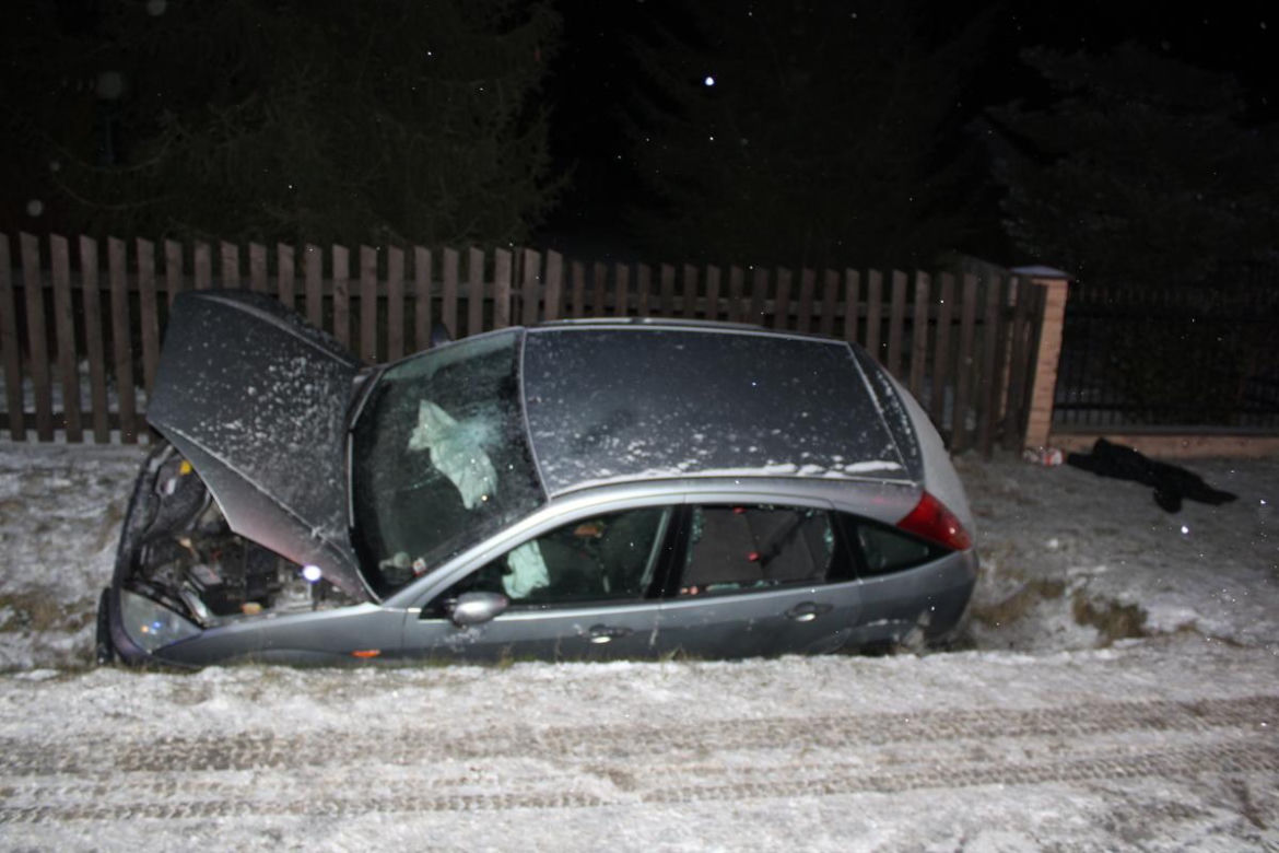 Rajd pijanego kierowcy w Nowej Jastrząbce. Auto w rowie, pasażerka w szpitalu