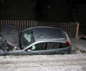 Rajd pijanego kierowcy w Nowej Jastrząbce. Auto w rowie, pasażerka w szpitalu