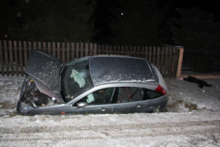 Rajd pijanego kierowcy w Nowej Jastrząbce. Auto w rowie, pasażerka w szpitalu