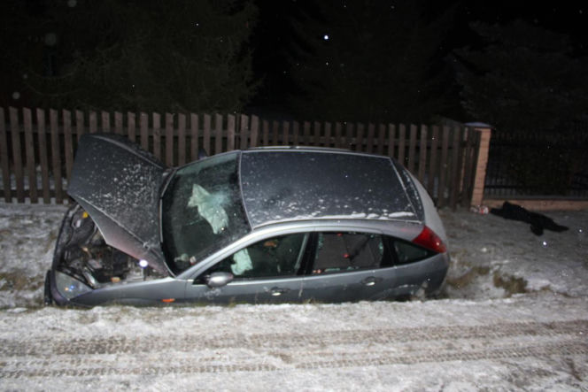 Rajd pijanego kierowcy w Nowej Jastrząbce. Auto w rowie, pasażerka w szpitalu
