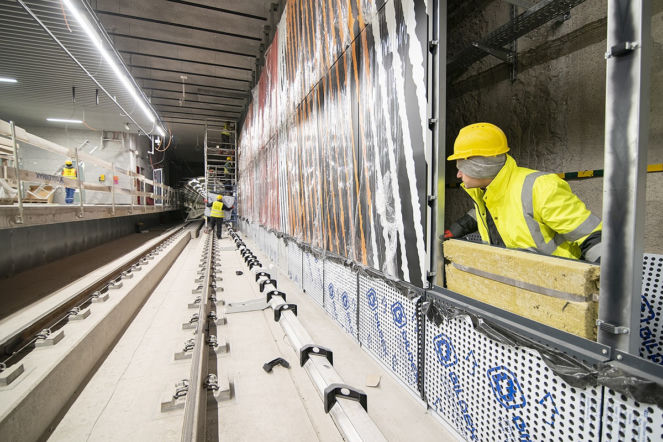 Wielkoformatowe grafiki Młodożeńca na stacjach metra