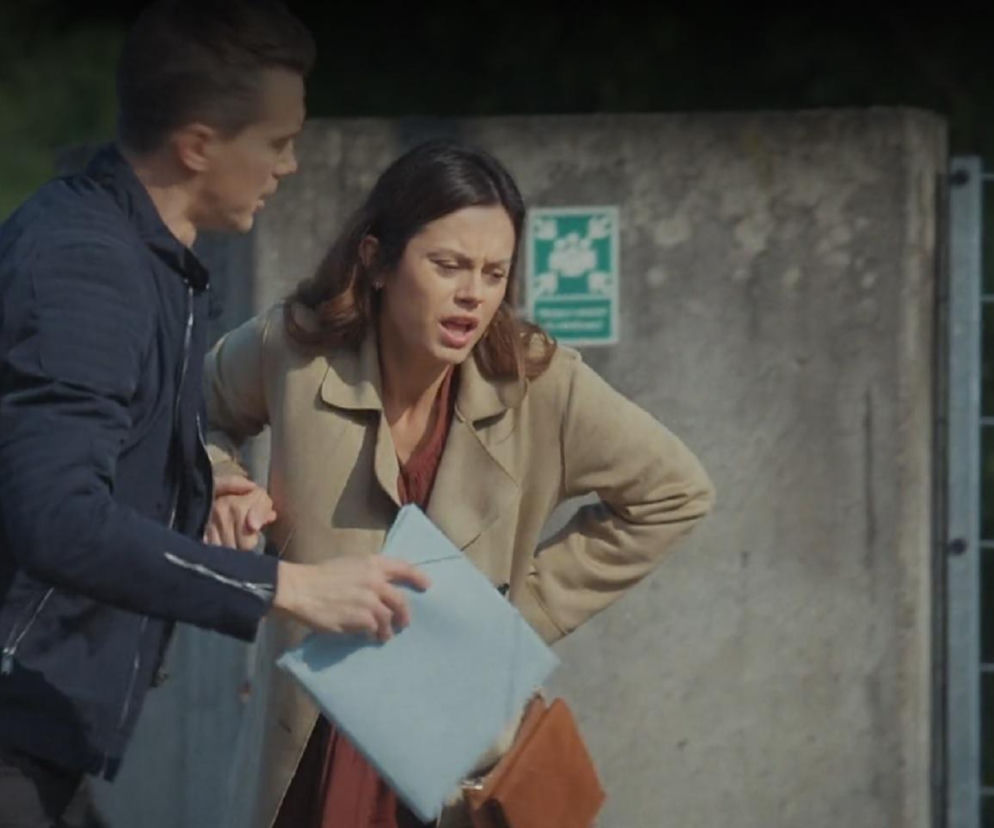 Kasia z serialu M jak miłość, grana przez Paulinę Lasotę, z bólem w ciąży. Jakub Karski, grany przez Krzysztofa Kwiatkowskiego, wspiera ją, trzymając za rękę, co wskazuje na kryzysową sytuację w odcinku 1891. Więcej o ich losach na Super Seriale.