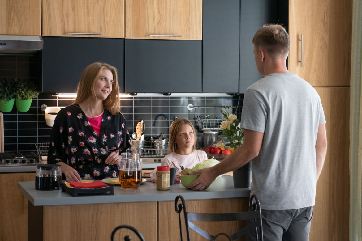 Na Wspólnej odc. 2804. Elżbieta (Paulina Chapko), Julka (Maja Oświecińska), Igor (Jakub Wesołowski)