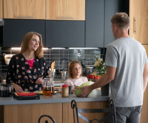 Na Wspólnej odc. 2804. Elżbieta (Paulina Chapko), Julka (Maja Oświecińska), Igor (Jakub Wesołowski)