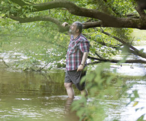 Karol Karski. Kupił flaszkę i odpoczął nad Świdrem