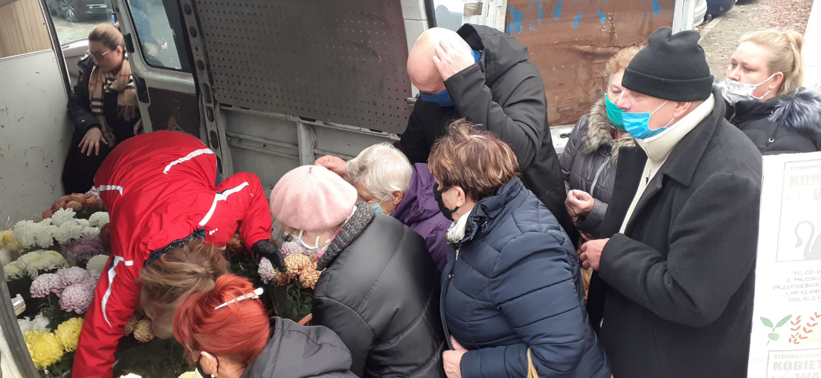 Od-Ważne kobiety rozdawały chryzantemy w Iławie
