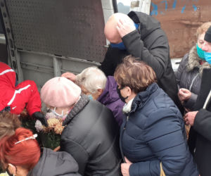 Od-Ważne kobiety rozdawały chryzantemy w Iławie