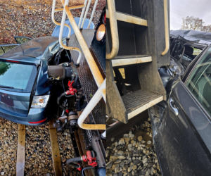 Skoda z dwiema osobami nadziała się na pociąg! Przejechała tak 100 metrów. Szokujący wypadek w Polkowicach [ZDJĘCIA]