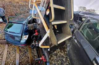 Skoda z dwiema osobami nadziała się na pociąg! Przejechała tak 100 metrów. Szokujący wypadek w Polkowicach [ZDJĘCIA]