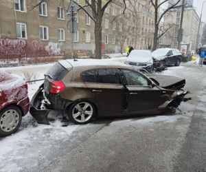 Znany aktor świadkiem kraksy w al. Niepodległości. BMW roztrzaskało zaparkowane auta