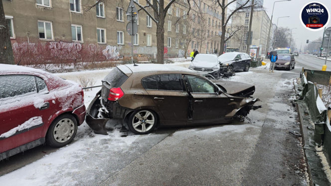 Znany aktor świadkiem kraksy w al. Niepodległości. BMW roztrzaskało zaparkowane auta