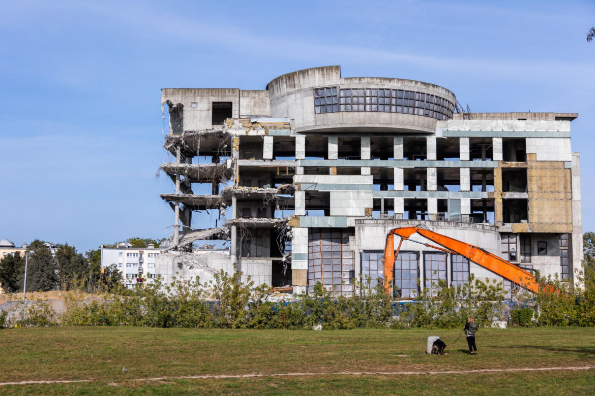 Rozbiórka „szkieletora” przy ul. Literackiej 7 – perspektywa na cały budynek