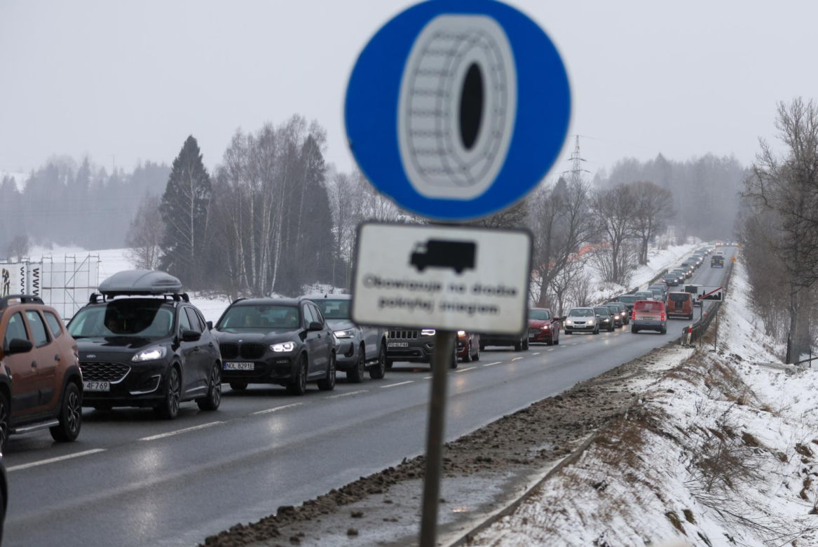 Święta pod Tatrami. Korki na zakopiance, trzeci stopień zagrożenia lawinowego, wcześniejsza rezerwacja parkingów