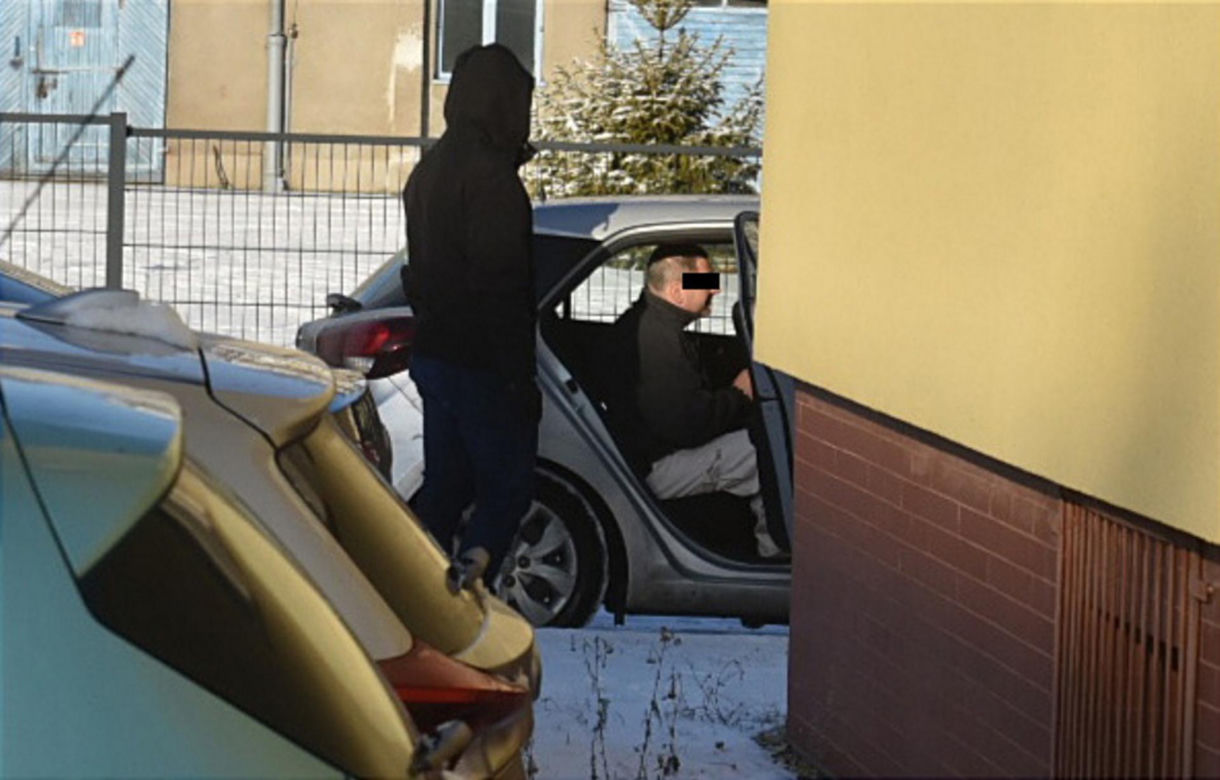 Morderstwo w Złotorii. Podejrzany Daniel O. doprowadzony do prokuratury