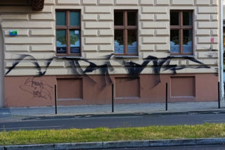 Oszpecona kamienica przy ul. Malczewskiego