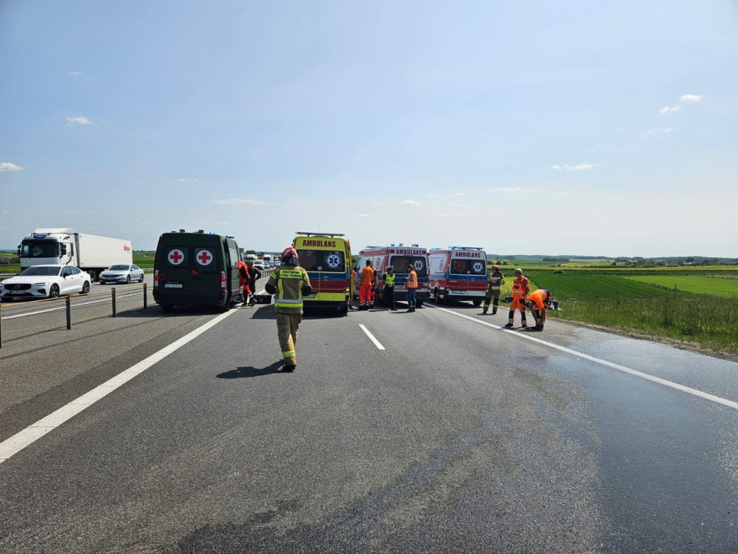 Pożar autokaru z wycieczką szkolną na A4. Cztery osoby trafiły do szpitala 
