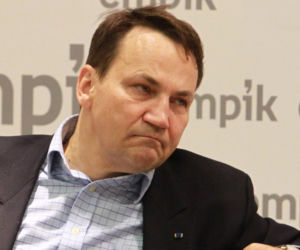 Spór o SAFE. Sikorski mówi o „fejkowej” propagandzie: „Skandal, wstyd”