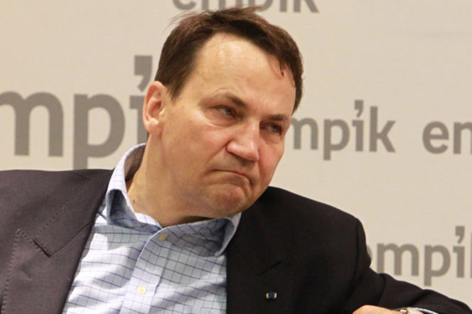 Spór o SAFE. Sikorski mówi o „fejkowej” propagandzie: „Skandal, wstyd”
